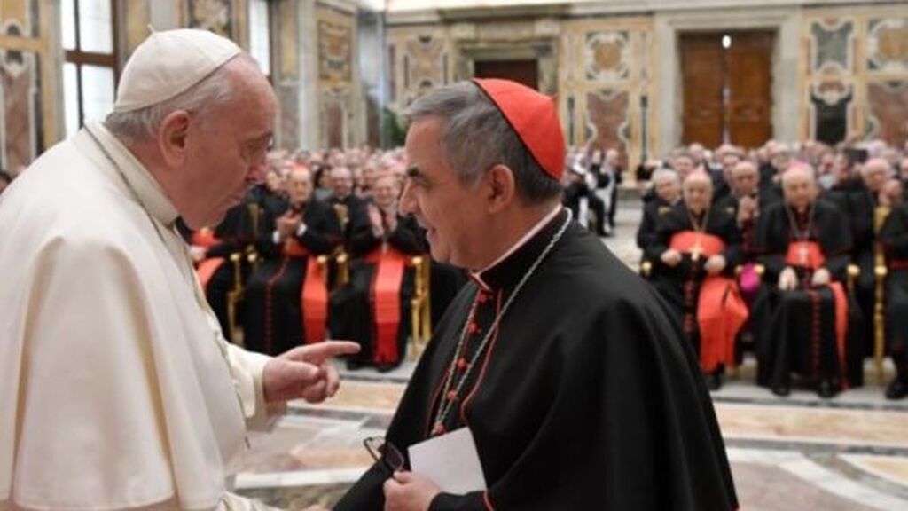El cardenal Angelo Becciu en el banquillo, acusado por usar el dinero de las donaciones para especulación inmobiliaria