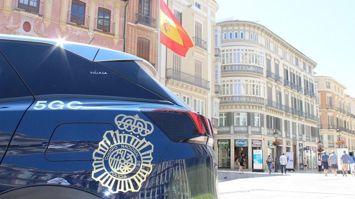 Dos policías evitan que un anciano se tire de un cuarto piso en Málaga