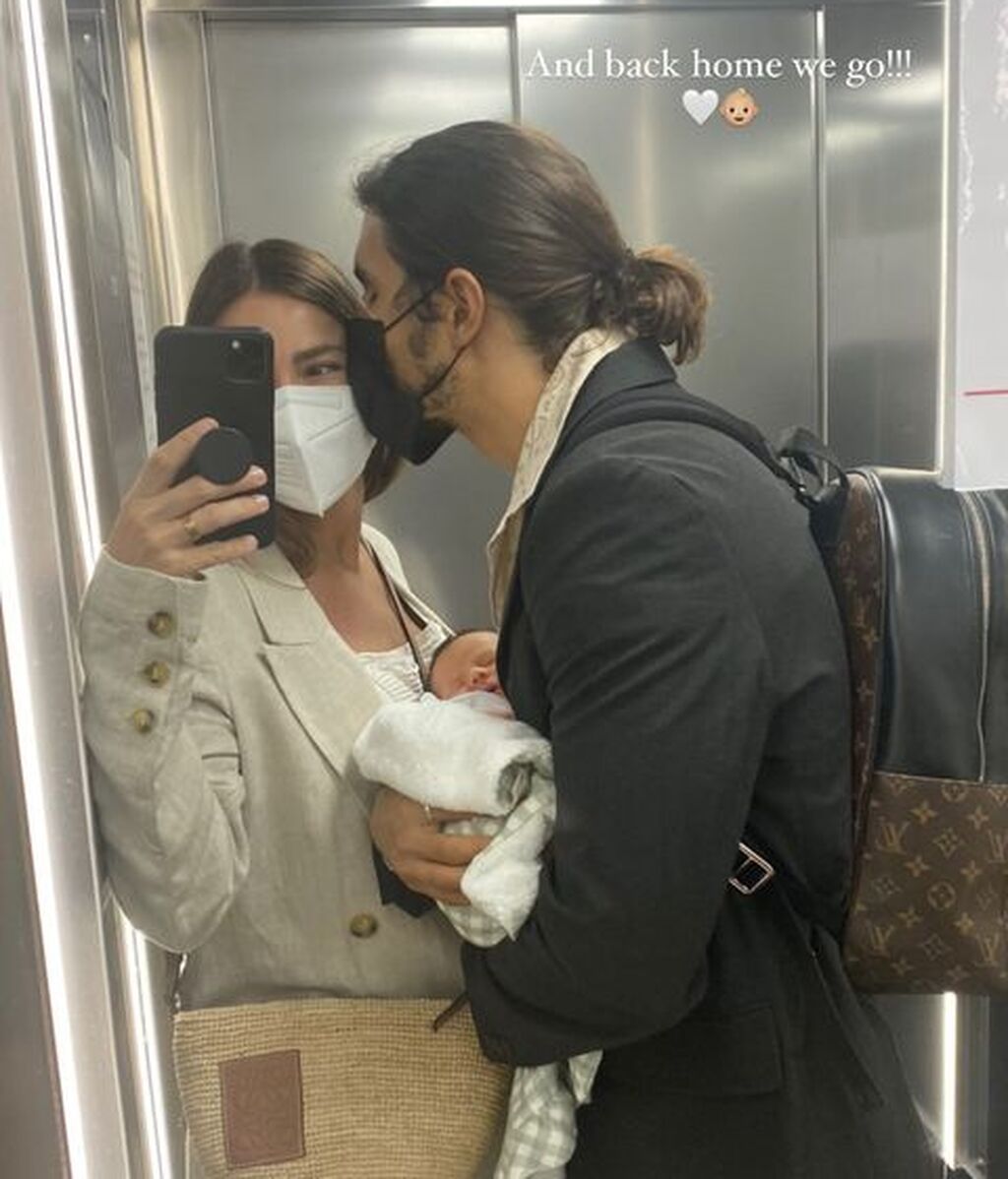Marta Carriedo, Raúl Vidal y su hijo ya están en casa
