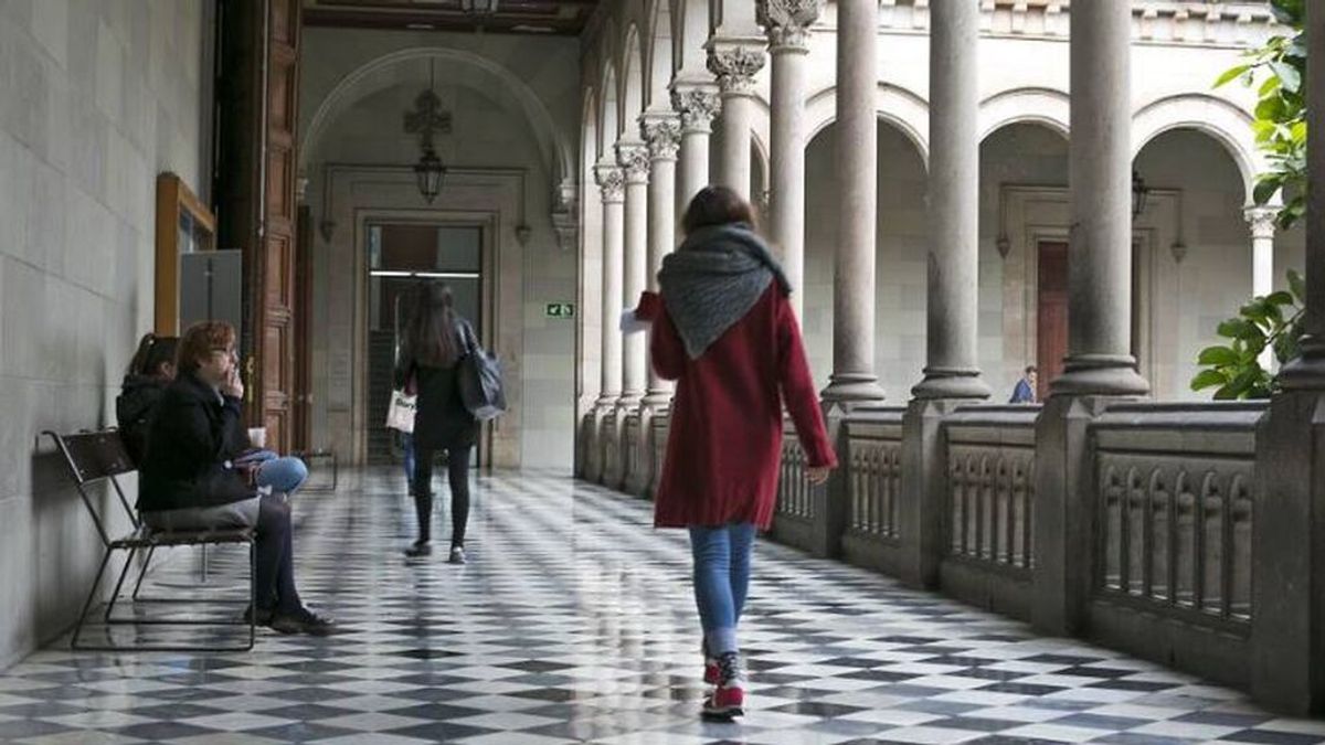 La Universidad de Barcelona obligada a admitir o a indemnizar a un becario que trabajaba como empleado