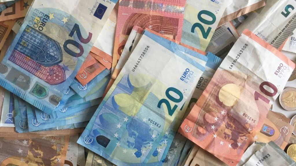 Lo primero que tendrás que comprobar será la textura del billete.