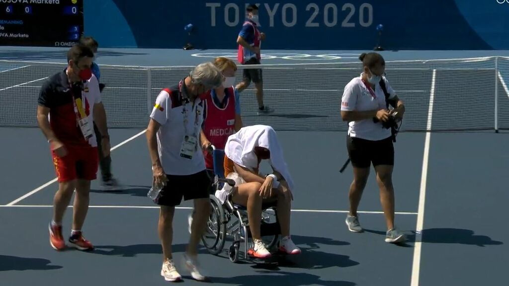 Paula Badosa se retira en silla de ruedas cuando disputaba los cuartos al sufrir un golpe de calor