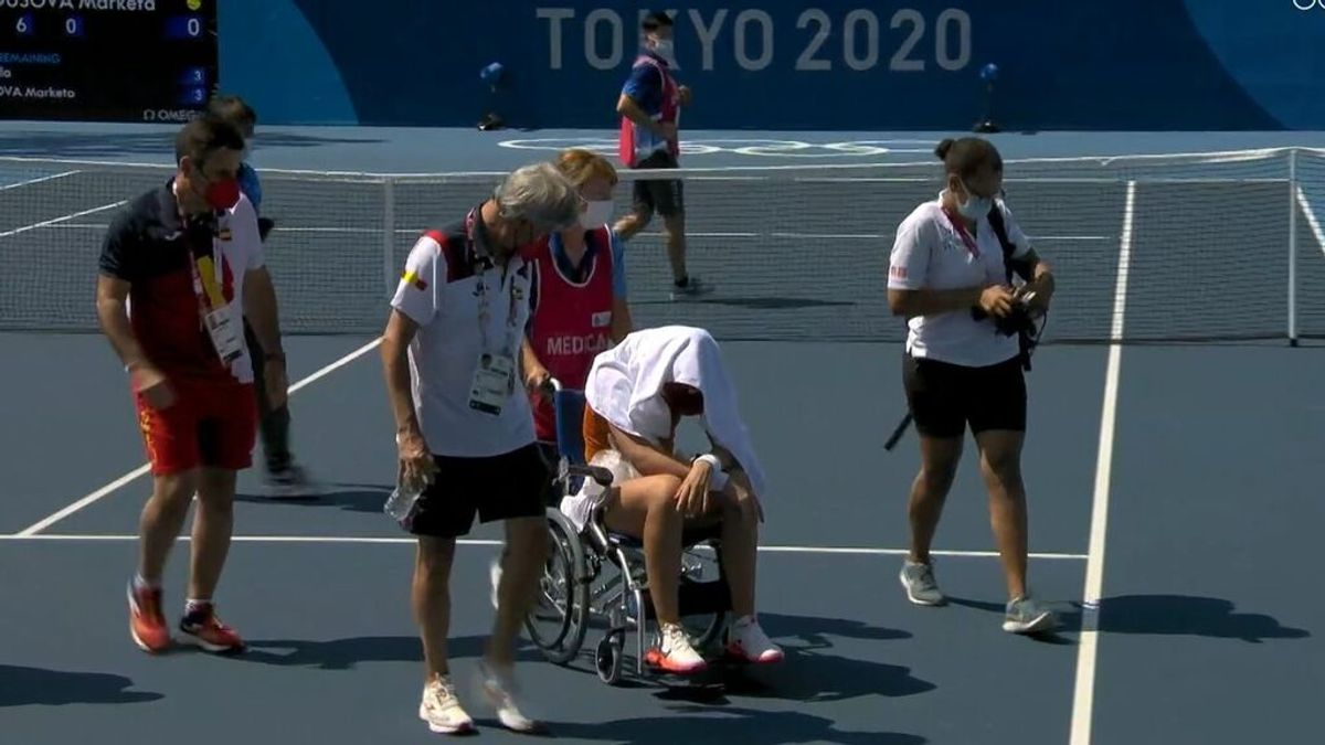 Paula Badosa se retira en silla de ruedas cuando disputaba los cuartos al sufrir un golpe de calor Paula Badosa se retira en silla de ruedas cuando disputaba los cuartos al sufrir un golpe de calor