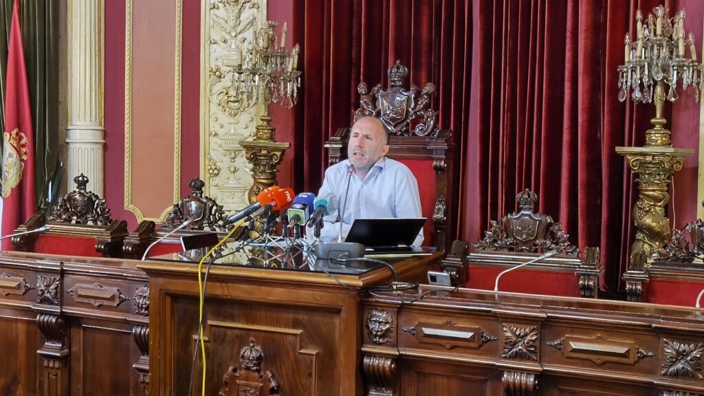 El alcalde de Ourense critica la entrega de la Medalla de Oro de Galicia al personal de vacunación