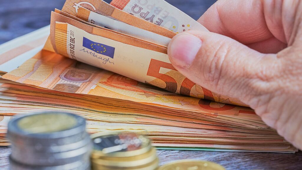 Cómo saber si un billete es falso o no y no quedar mal en el súper: los consejos para comprobarlo tú mismo en casa.