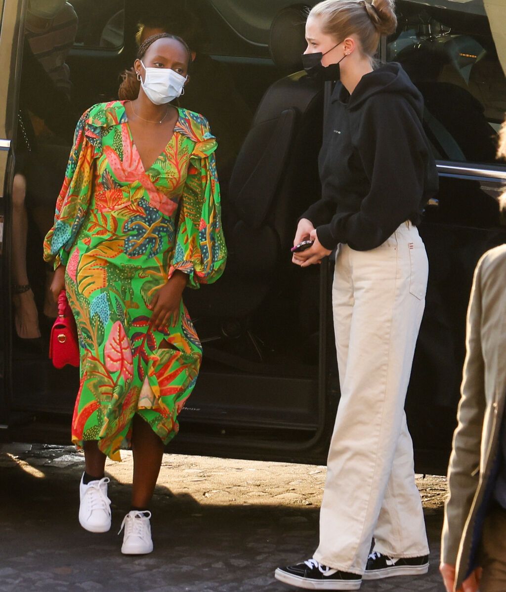 Zahara y Shiloh, hijas de Angelina Jolie y Brad Pitt, en París