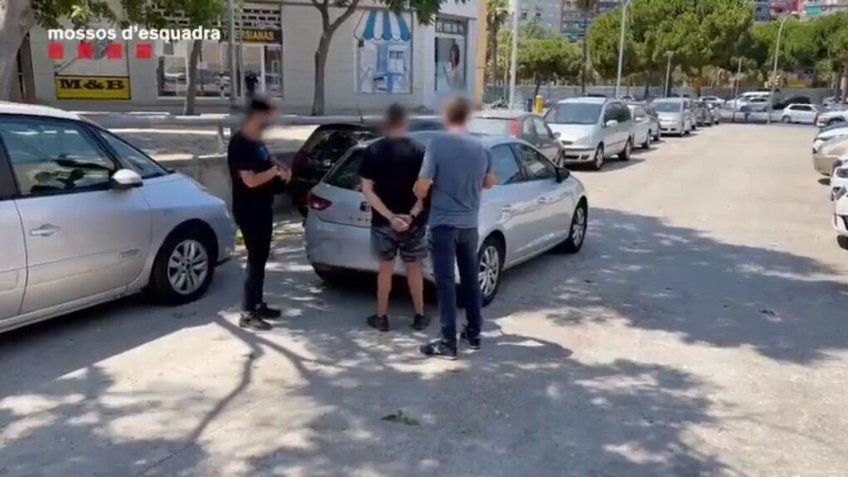 Los Mossos detienen a los presuntos autores de la "brutal" agresión homófoba a una pareja en Barcelona Los Mossos detienen a los presuntos autores de la "brutal" agresión homófoba a una pareja en Barcelona