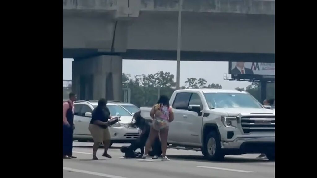 Rescatan a una conductor desmayado en una autopista de EEUU