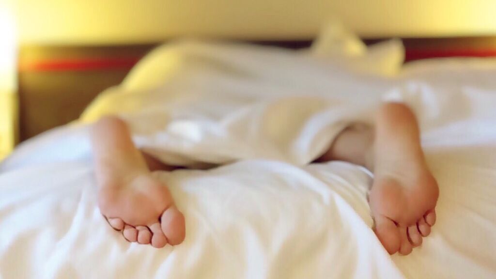 La ciencia explica por qué cuesta dormir la primera noche en otro lugar.