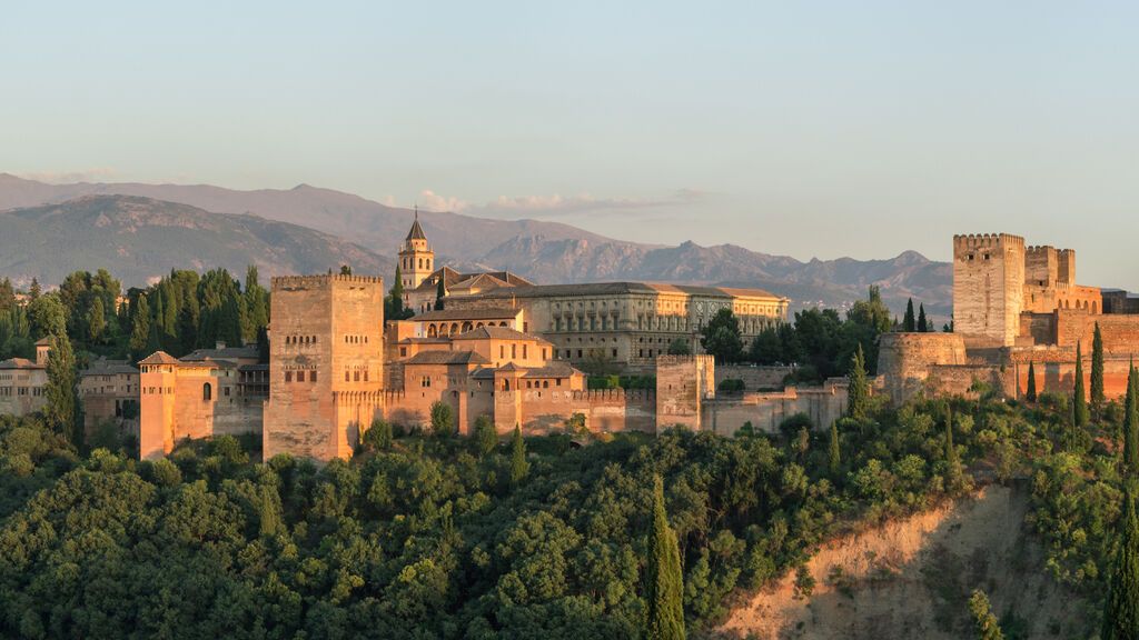 Alhambra_evening_panorama_Mirador_San_Nicolas_sRGB-1