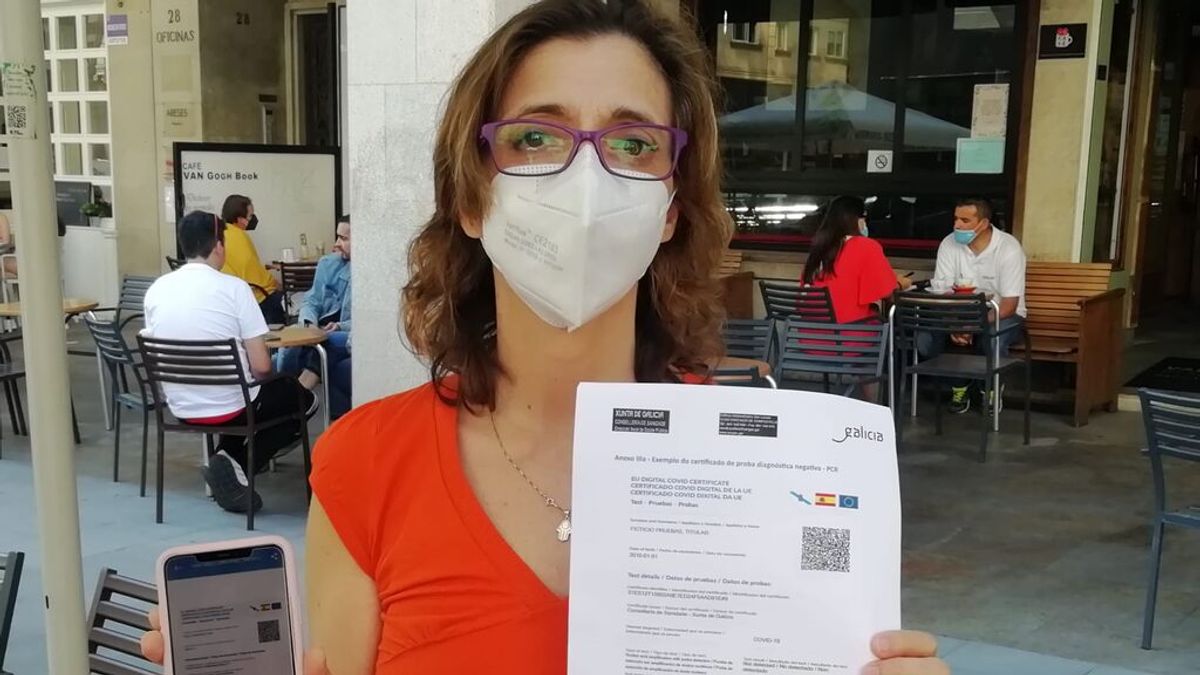 Beatriz Carballido, gerente de FEPROHOS, muestra un certificado de recuperación Beatriz Carballido, gerente de FEPROHOS, muestra un certificado de recuperación