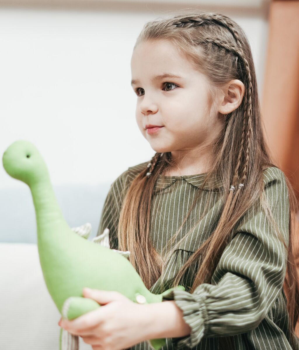 niña-peluche-pexels
