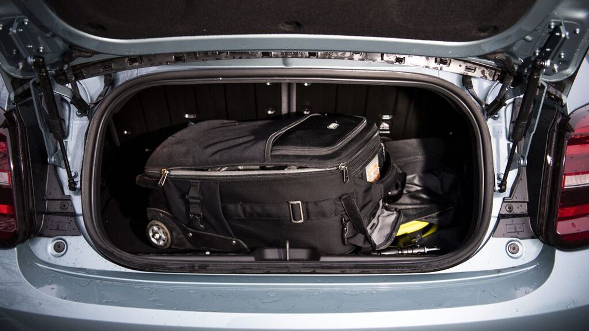Las maletas debajo del todo o repartir el peso: Trucos para aprovechar el espacio del maletero de tu coche