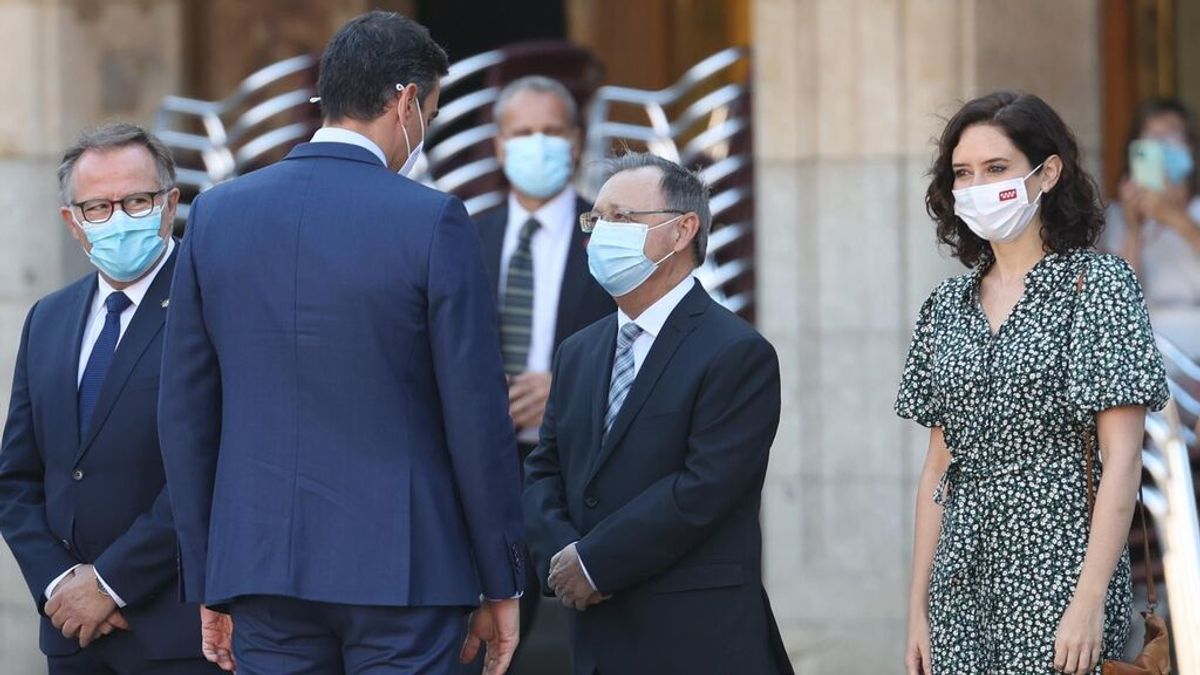 Ayuso abandera los ataques a Sánchez , que no aplaca a los barones del PP con su anuncio de más vacunas Ayuso abandera los ataques a Sánchez , que no aplaca a los barones del PP con su anuncio de más vacunas