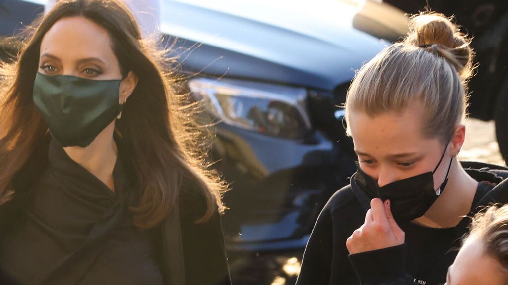 Angelina Jolie con su hija Shiloh en París