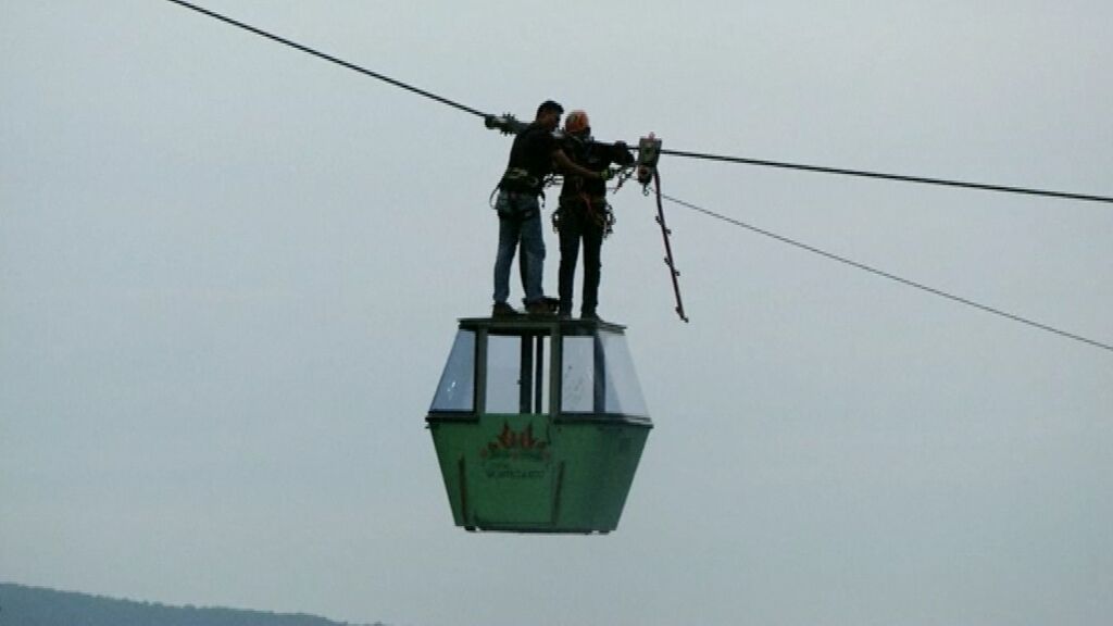 Rescatan a 9 personas de una familia que se quedaron colgadas en un teleférico de México