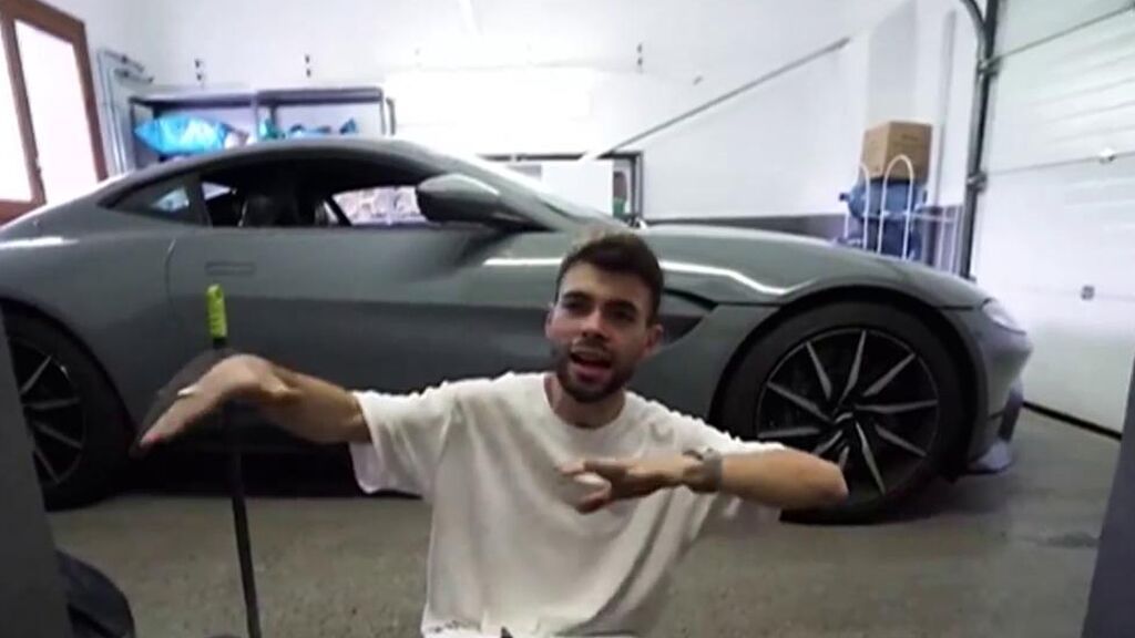 Youtuber estrella su coche