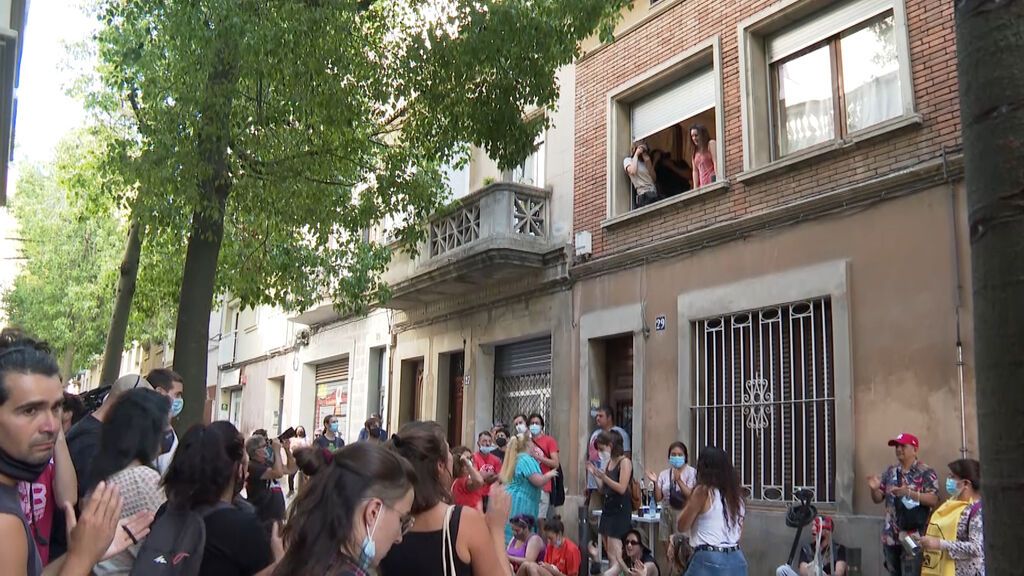 La presión de vecinos y activistas han logrado detener el último intento de desahucio de Mimi