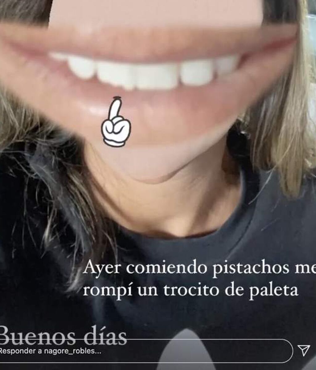 Nagore Robles se rompe un trozo de paleta durante sus vacaciones con Sandra Barneda