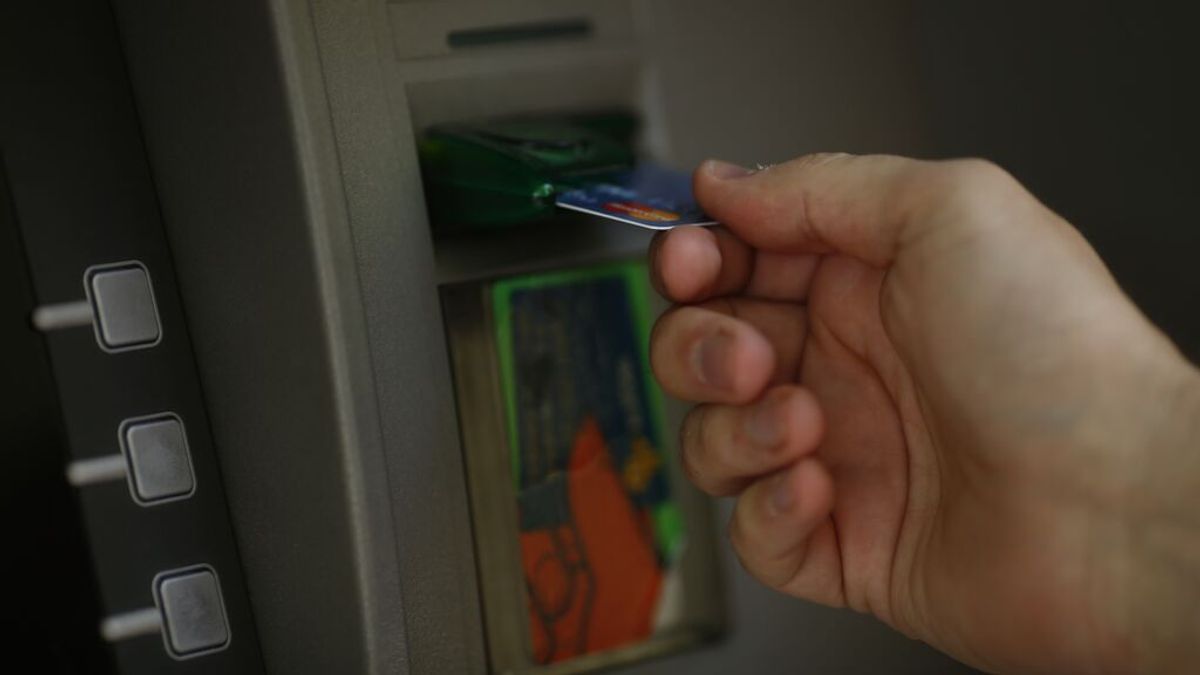 El Gobierno bloqueará la tarjeta de crédito de los menores de 25 años que se gasten en apuestas más de 300 euros en dos días El Gobierno bloqueará la tarjeta de crédito de los menores de 25 años que se gasten en apuestas más de 300 euros en dos días