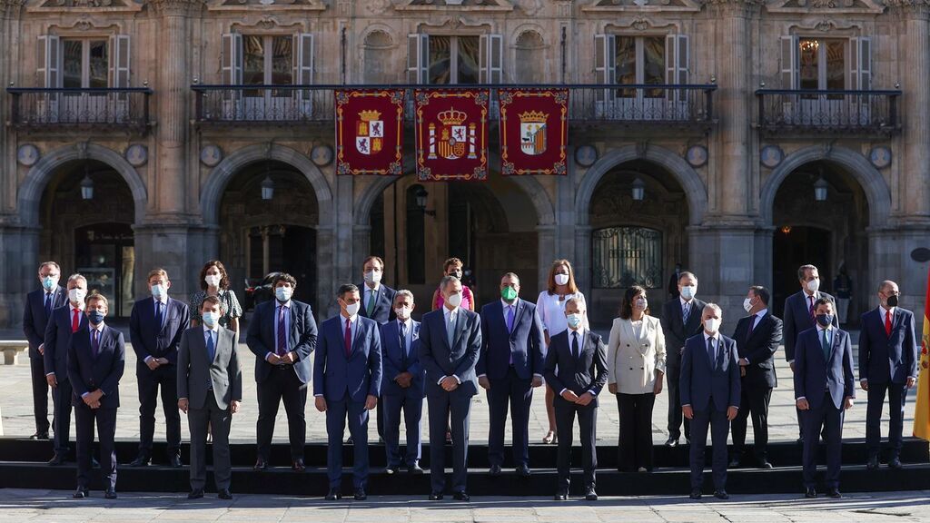 El rey Felipe VI posa junto al presidente del Gobierno y los presidentes Autonómicos en la plaza Mayor de Salamanca