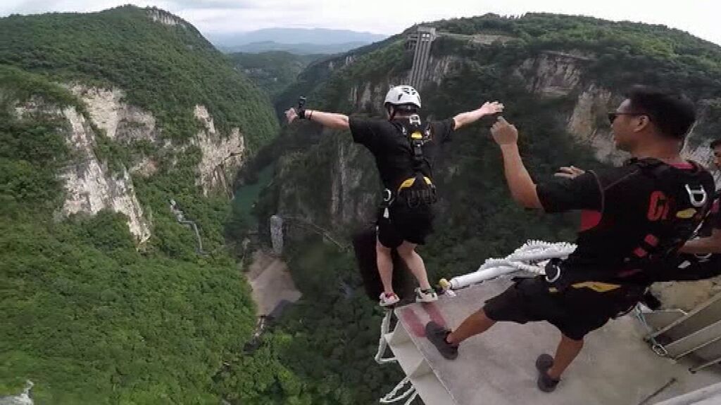 China presume del 'puenting' más largo del mundo: 260 metros de caída desde un puente trasparente