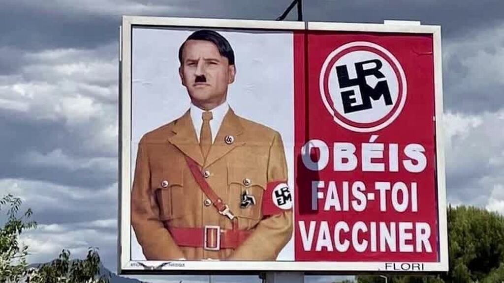 Una valla publicitaria muestra a Macron caracterizado como Hitler