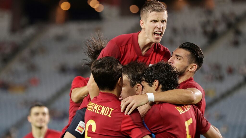 Dani Olmo (c-arriba), jugador de la selección española de fútbol