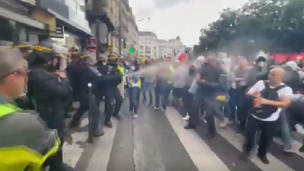 Protestas y ánimos caldeados en Francia por las restricciones: Italia, Alemania o Irlanda amplían sus medidas
