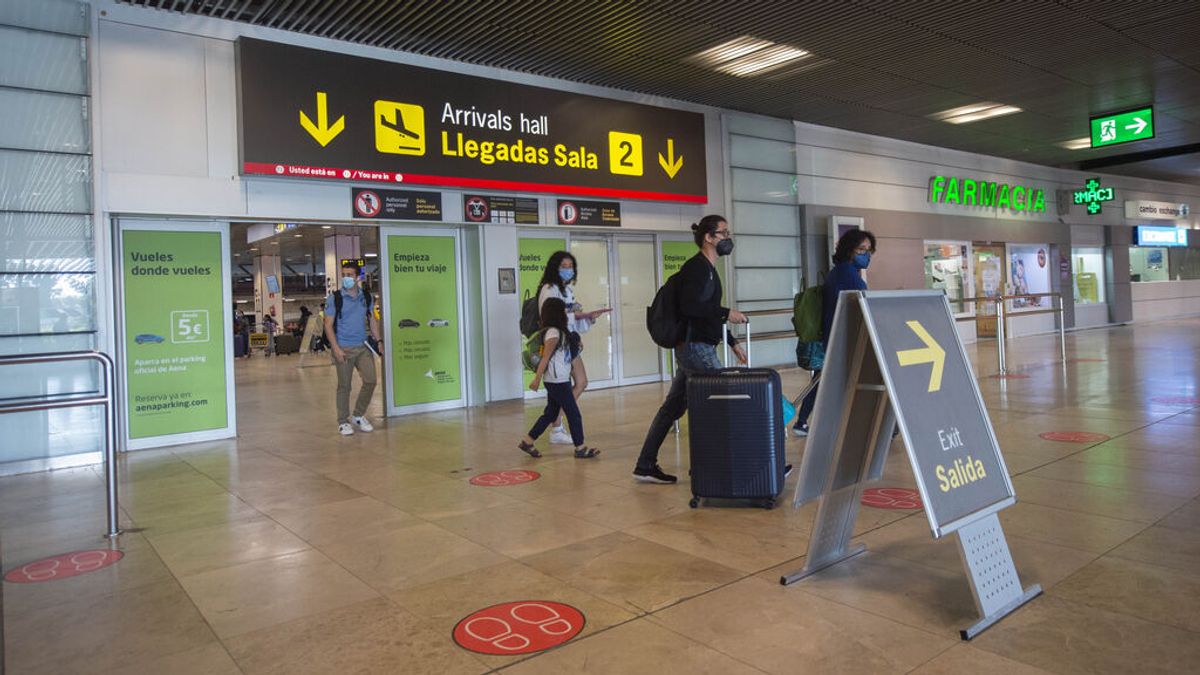Los viajeros procedentes de Brasil y Sudáfrica tendrán que guardar cuarentena en España Los viajeros procedentes de Brasil y Sudáfrica tendrán que guardar cuarentena en España