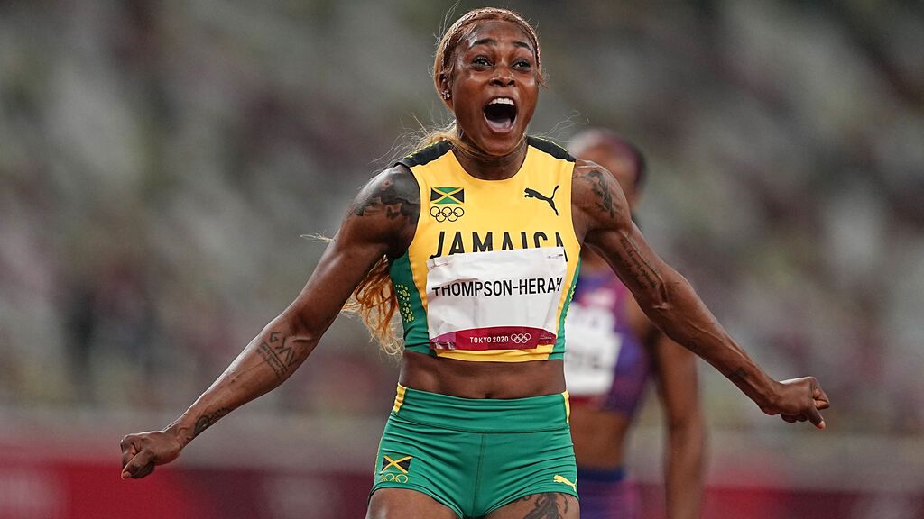 La jamaicana Elaine Thompson-Herah celebra su victoria en los 100 m lisos