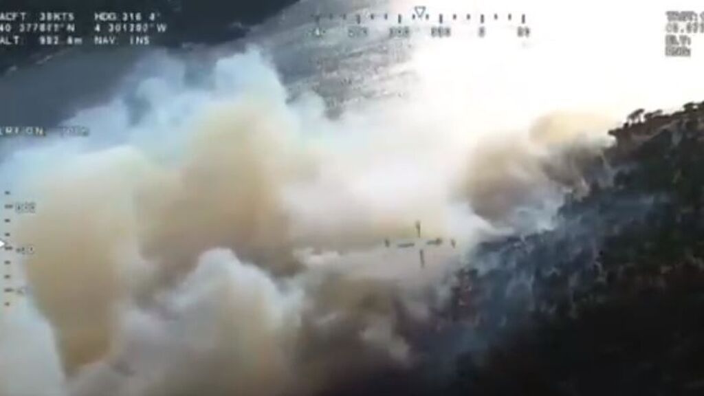 Cinco helicópteros trabajan para extinguir un incendio en el Pantano de San Juan