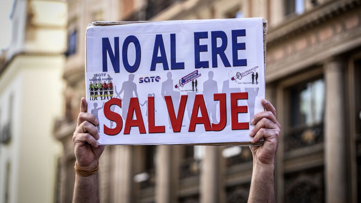La gran banca recorta un 4% su plantilla cierra 1.374 oficinas en España en la primera mitad de 2021 La gran banca recorta un 4% su plantilla cierra 1.374 oficinas en España en la primera mitad de 2021