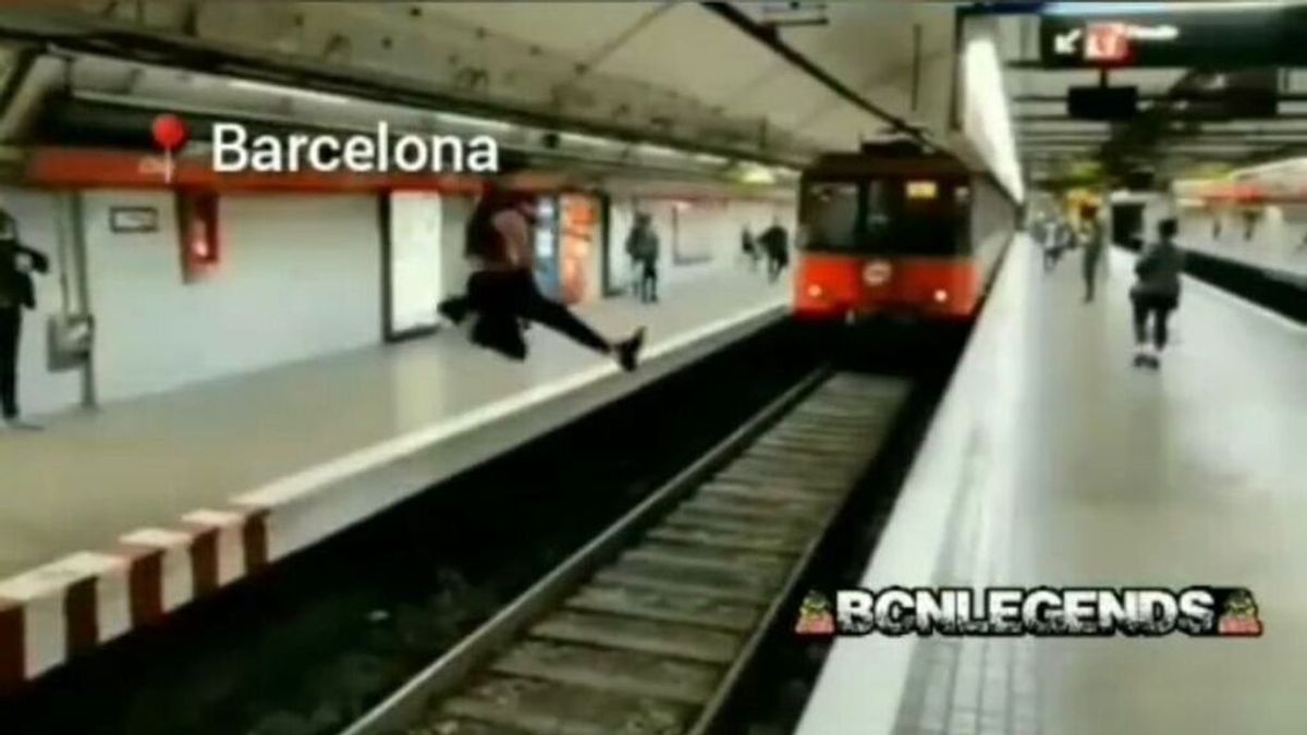 Buscan al joven que saltó las vías mientras se acercaba el metro en Barcelona