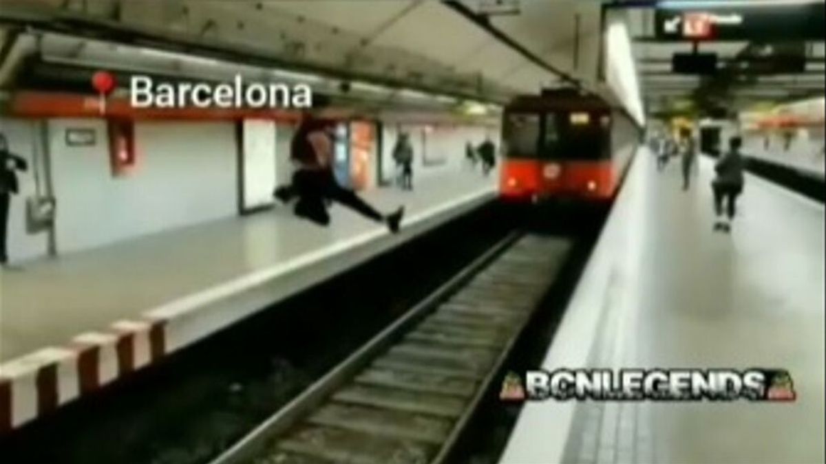 Denuncian el temerario salto de un joven en el metro de Barcelona: piden colaboración para identificarle