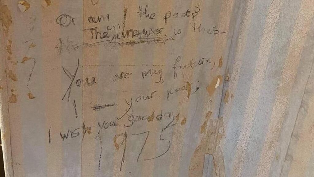 Una familia encuentra un enigmático mensaje escrito en 1975 en la pared de su nueva casa: "Todos estamos conectados"