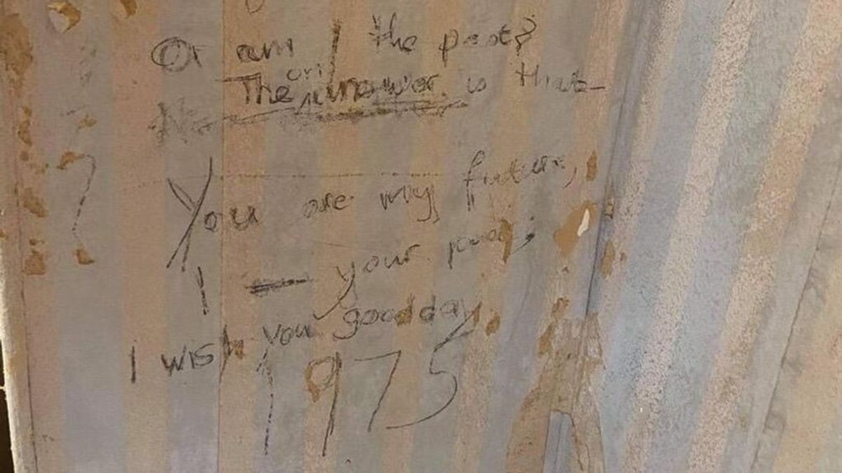 Una familia encuentra un enigmático mensaje escrito en 1975 en la pared de su nueva casa: "Todos estamos conectados"