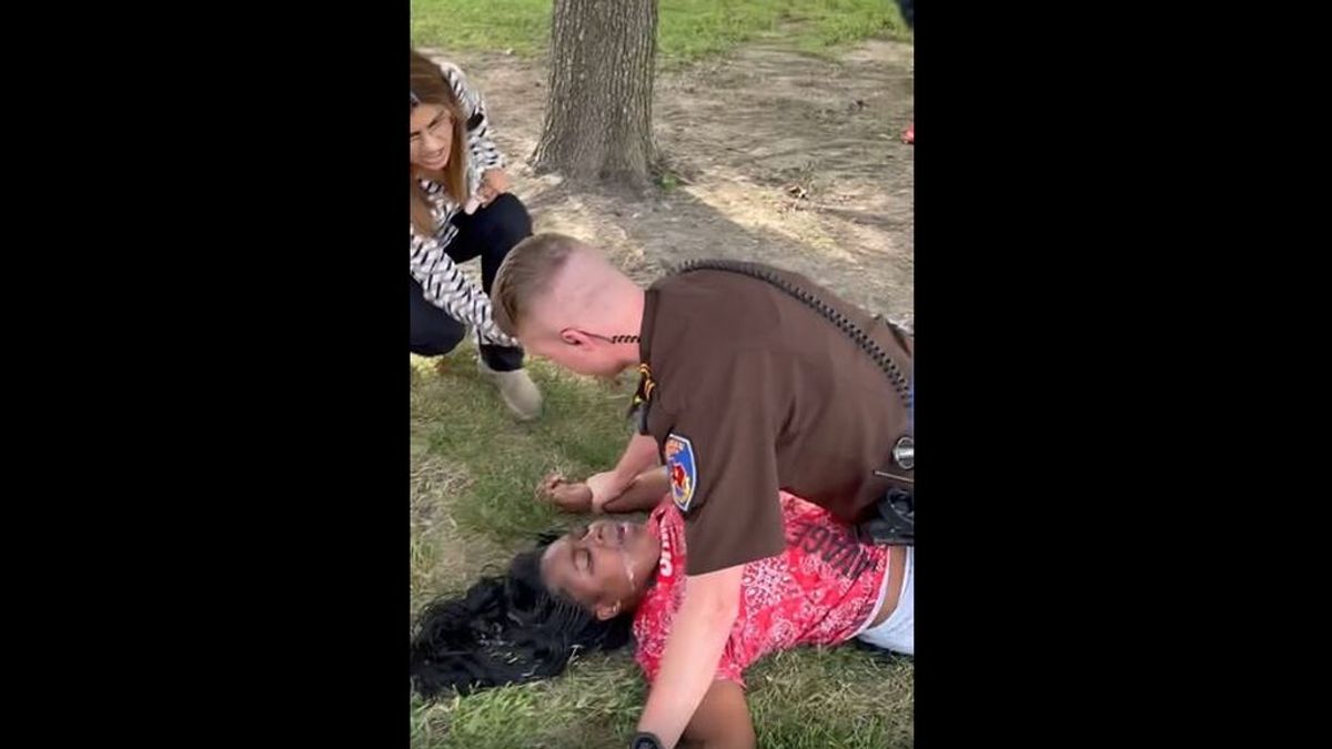 Denuncian otro caso de abuso policial contra una joven afroamericana: gritaba que "no podía respirar"