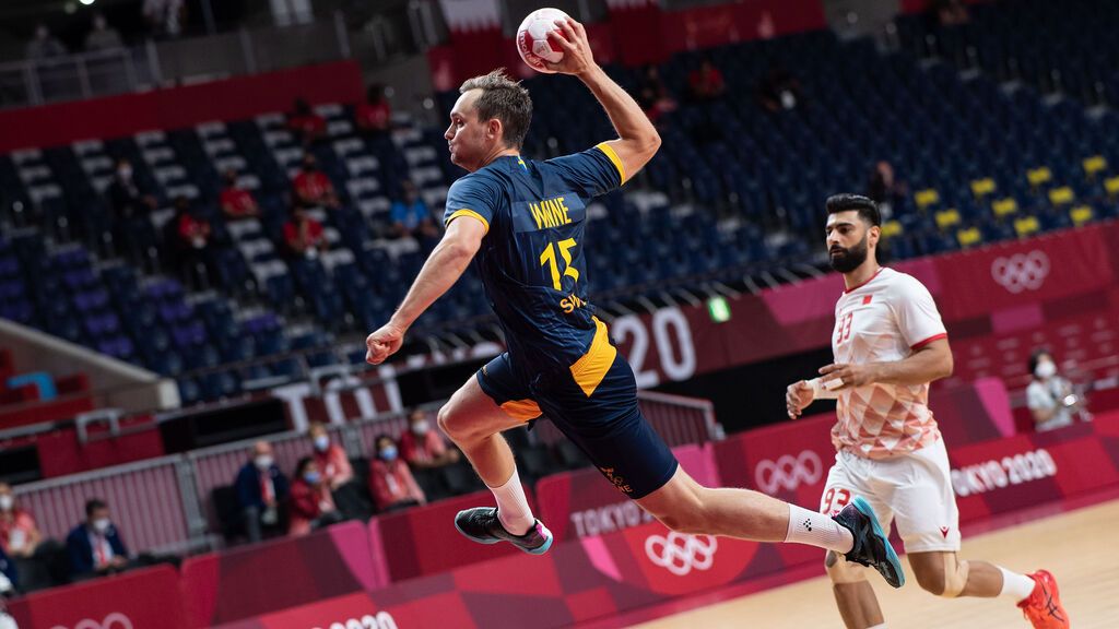 Hampus Wanne lanza a portería en el Suecia-Baréin de los Juegos Olímpicos de Tokio