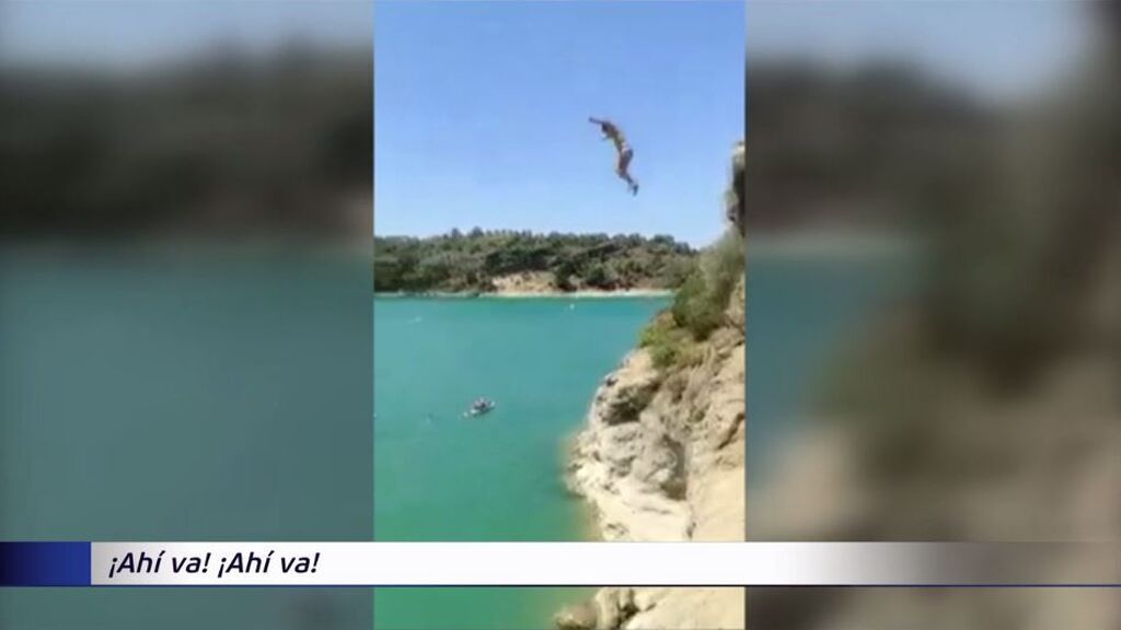 Susto en el pantano de El Chorro, en Málaga, por un imprudente salto al agua desde una roca: "¡No sale!"