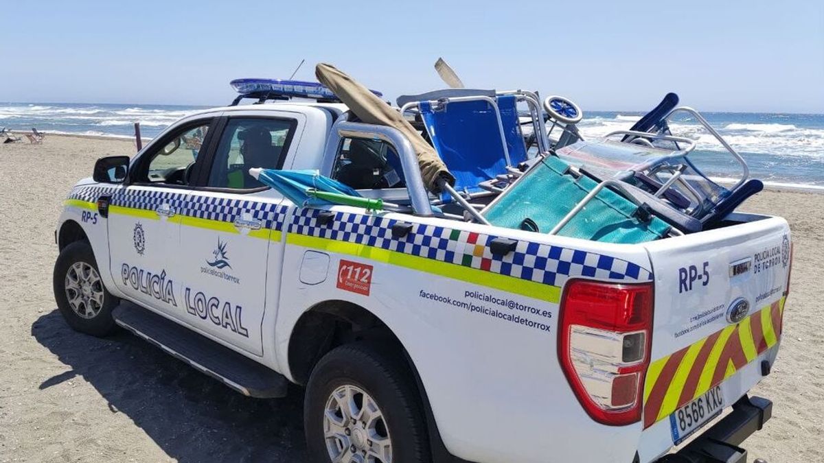 Prohibido reservar sitio en la playa: La policía de Torrox retira sombrillas y sillas que van al depósito Prohibido reservar sitio en la playa: La policía de Torrox retira sombrillas y sillas que van al depósito