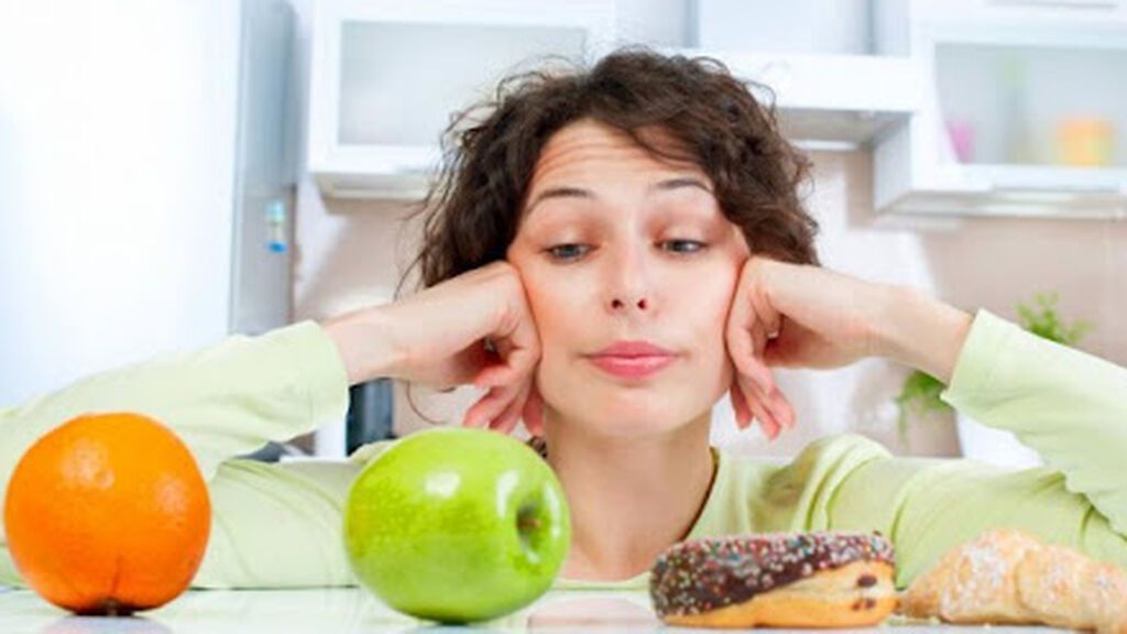 Estos son algunos consejos para quitar el apetito y evitar comer mucho: desde no comer entre horas a hidratarse bien.