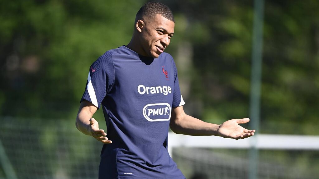 Mbappé y el PSG firman una tregua antes de la decisión final: “Siempre con una sonrisa”