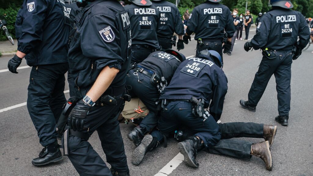 Un muerto y casi 600 detenidos en las protestas contra las nuevas restricciones en Alemania