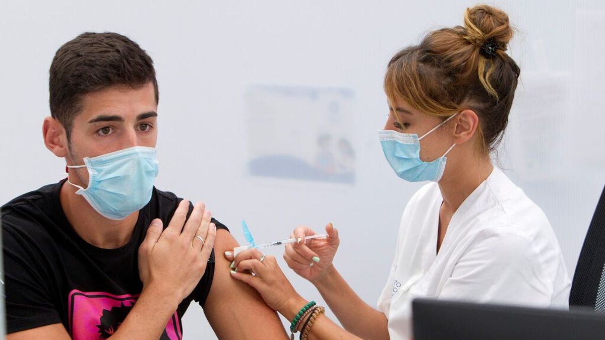 La vacunación cae a la mitad en agosto a la espera de nuevas dosis de Pfizer La vacunación cae a la mitad en agosto a la espera de nuevas dosis de Pfizer