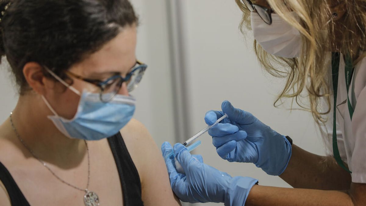 España rebasa el 68% de la población vacunada con al menos una dosis frente al covid España rebasa el 68% de la población vacunada con al menos una dosis frente al covid