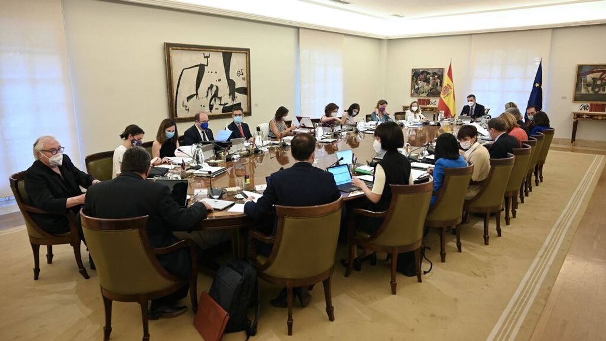 No hay tregua por vacaciones en el Gobierno: Belarra critica la OPA de Naturgy aprobada en Consejo de Ministros No hay tregua por vacaciones en el Gobierno: Belarra critica la OPA de Naturgy aprobada en Consejo de Ministros