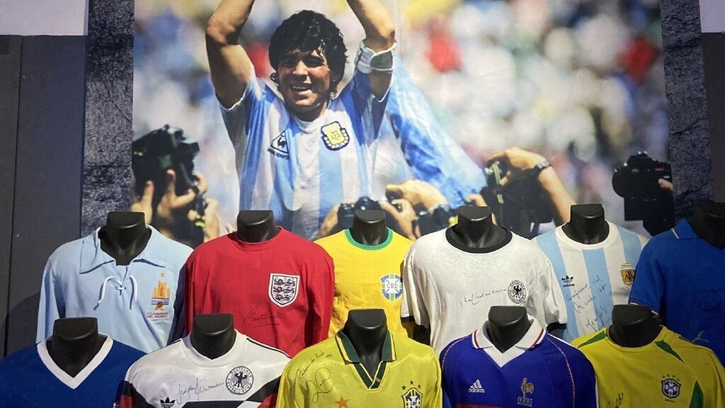 EuropaPress_3456965_muestra_leyendas_deporte_llega_madrid_objetos_maradona_alonso_iniesta