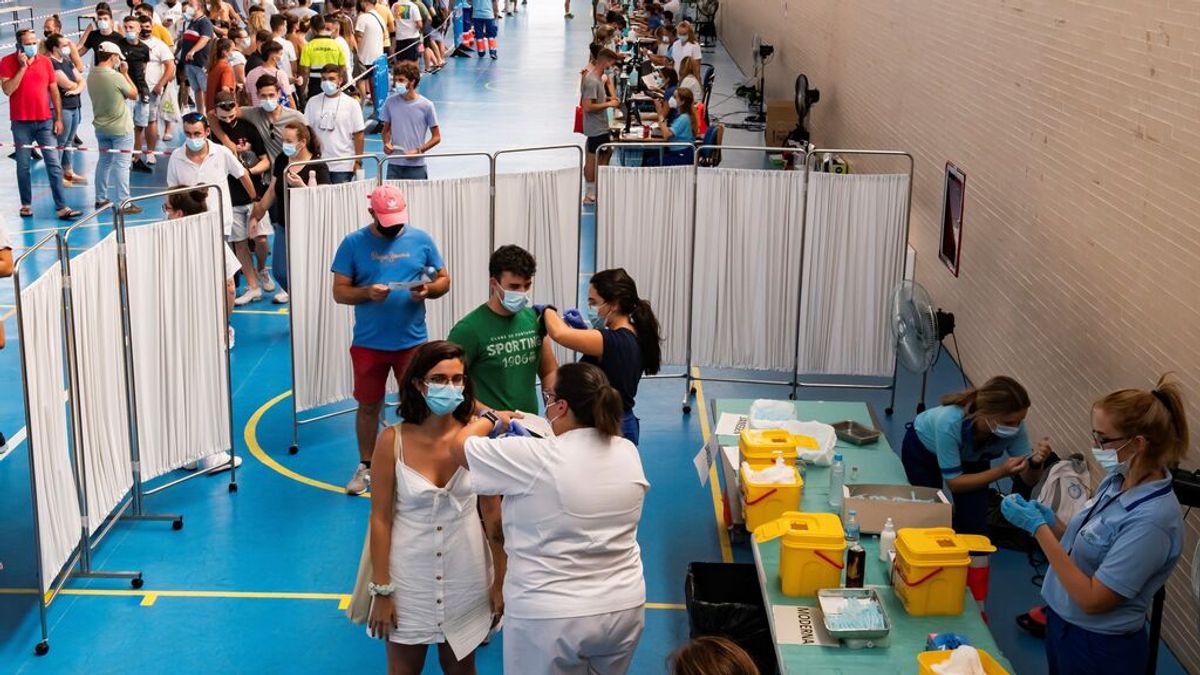 Imagen de un centro de vacunación en Espartinas (Sevilla)