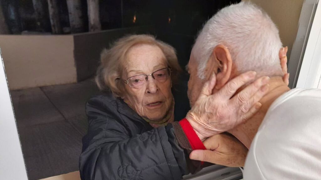 Amor incondicional: una mujer va a la ventana del hospital a ver a su marido ingresado